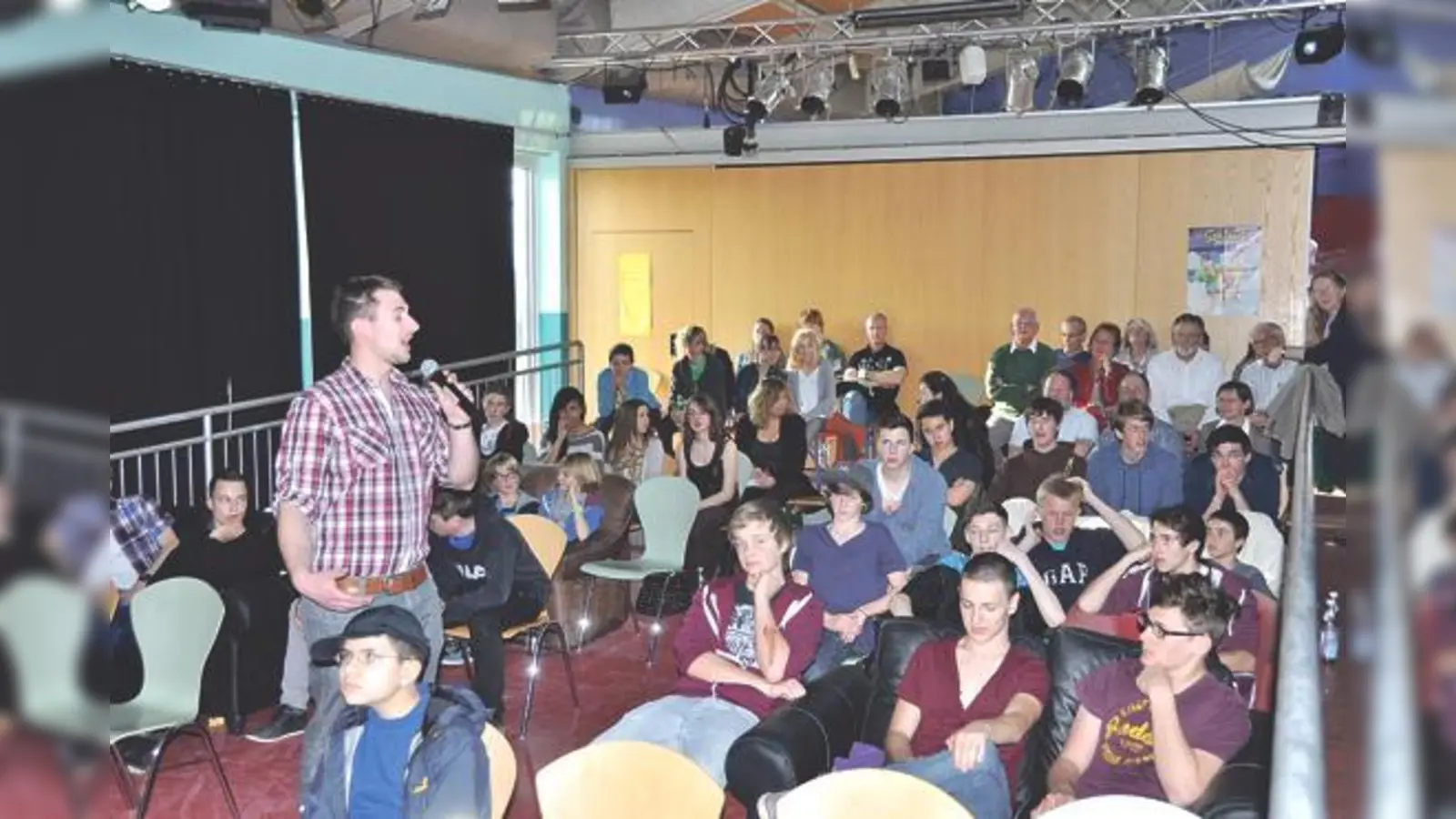 Streetworker Dominik Ulbrich (stehend) ließ das Mikrofon hin und her wandern.	 (Foto: Sybille Föll)