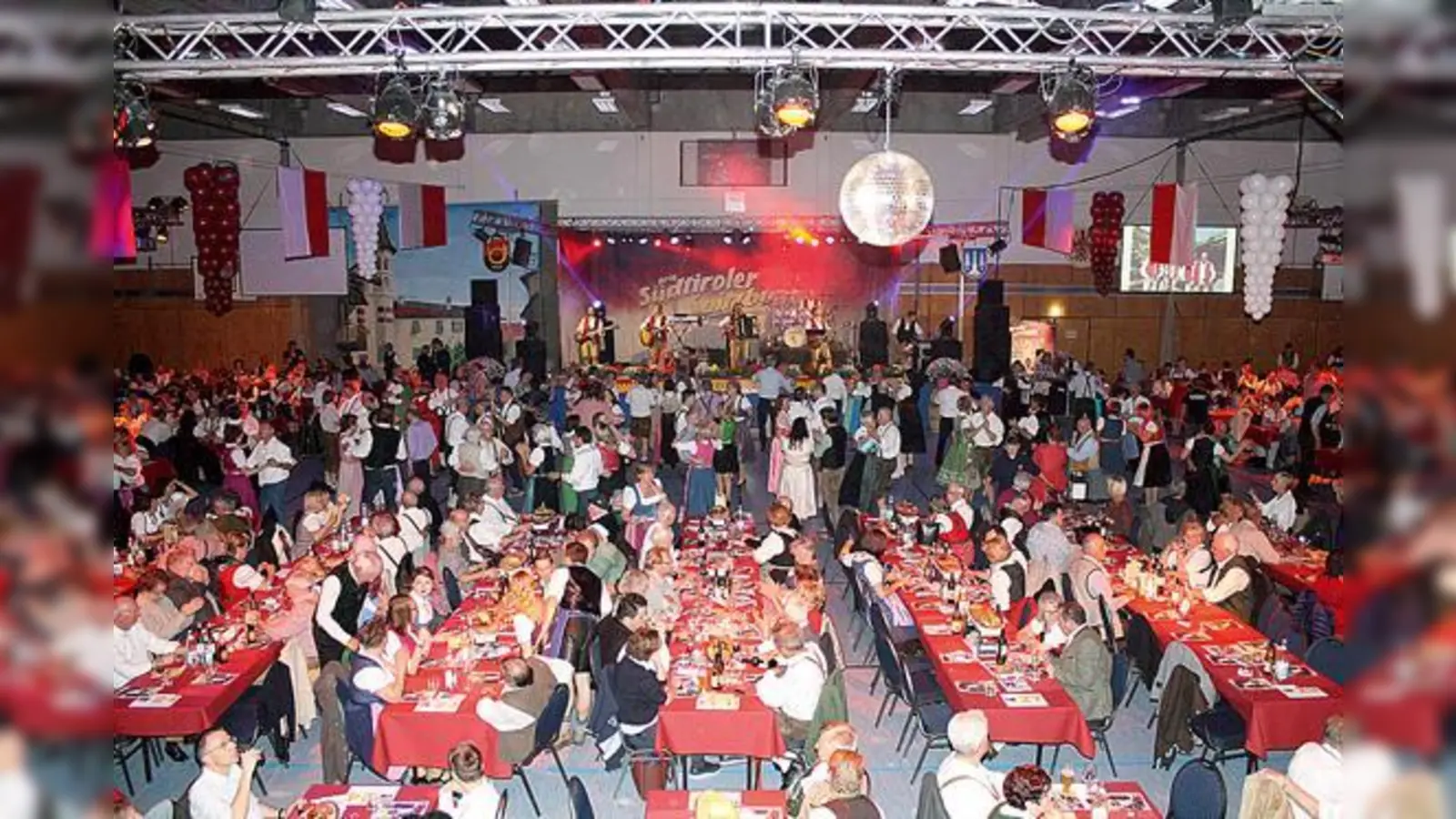 Etwa 900 Gäste feierten in der Ferdinand-Leiß-Halle.  (Foto: FFO)