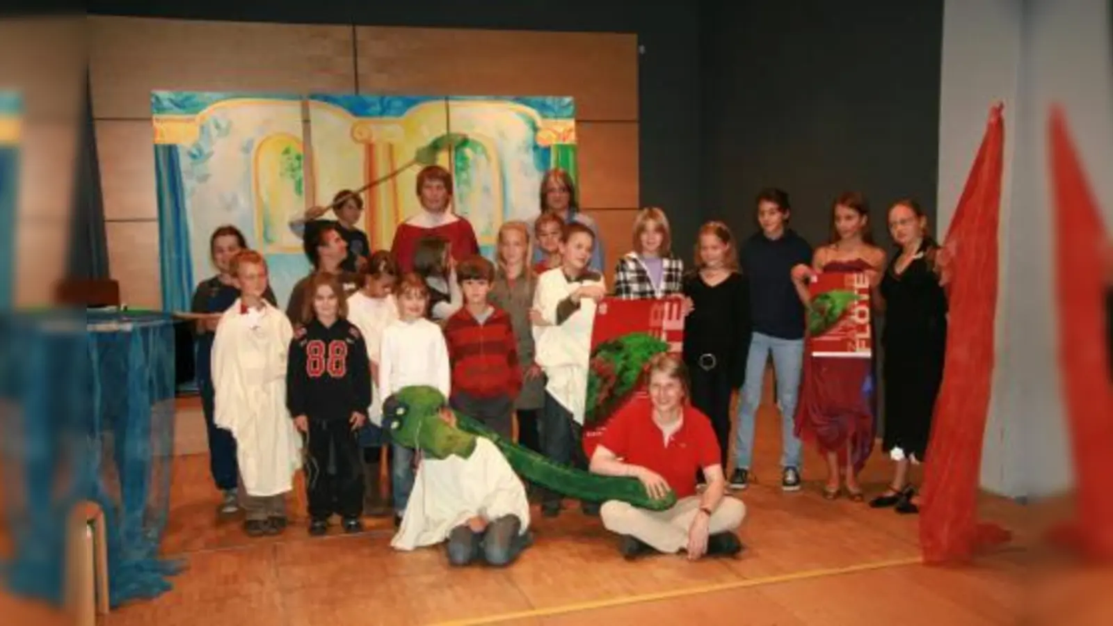 Ein Highlight jedes Musikschuljahres ist ein großes Musiktheater, wie hier vor der Aufführung der Zauberflöte. Im Jubiläumsjahr spielt die Schule „Zirkus Furioso“. Vorn rechts Chorleiterin Michaela Hefele. (Foto: US)