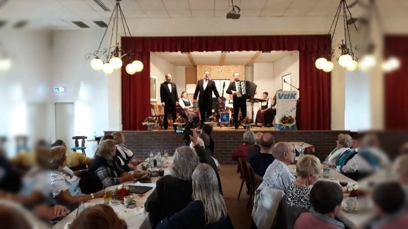 Die Lieder gingen den VdK-Mitgliedern nahe. (Foto: VdK Aubing)