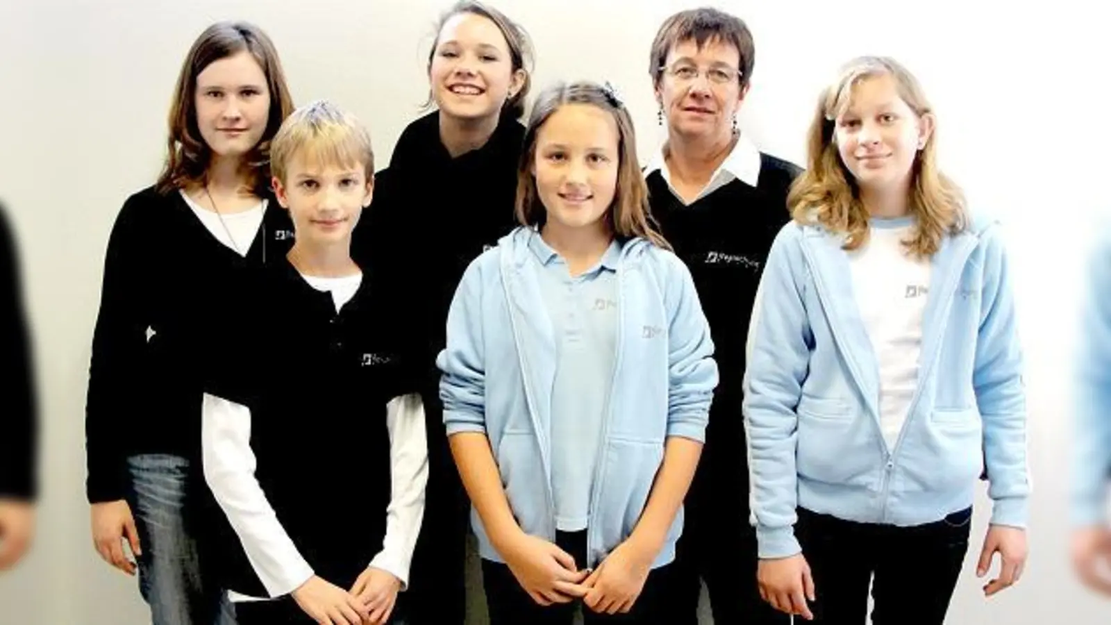 Auch Laura, Dominik, Sara, Vanessa und Stefanie (von links) tragen die lässige Schulkleidung gerne, genauso wie Lehrerin Brigitte Lüken (2. von rechts), die die »Boutique« der Schule führt.	 (Foto: cs)
