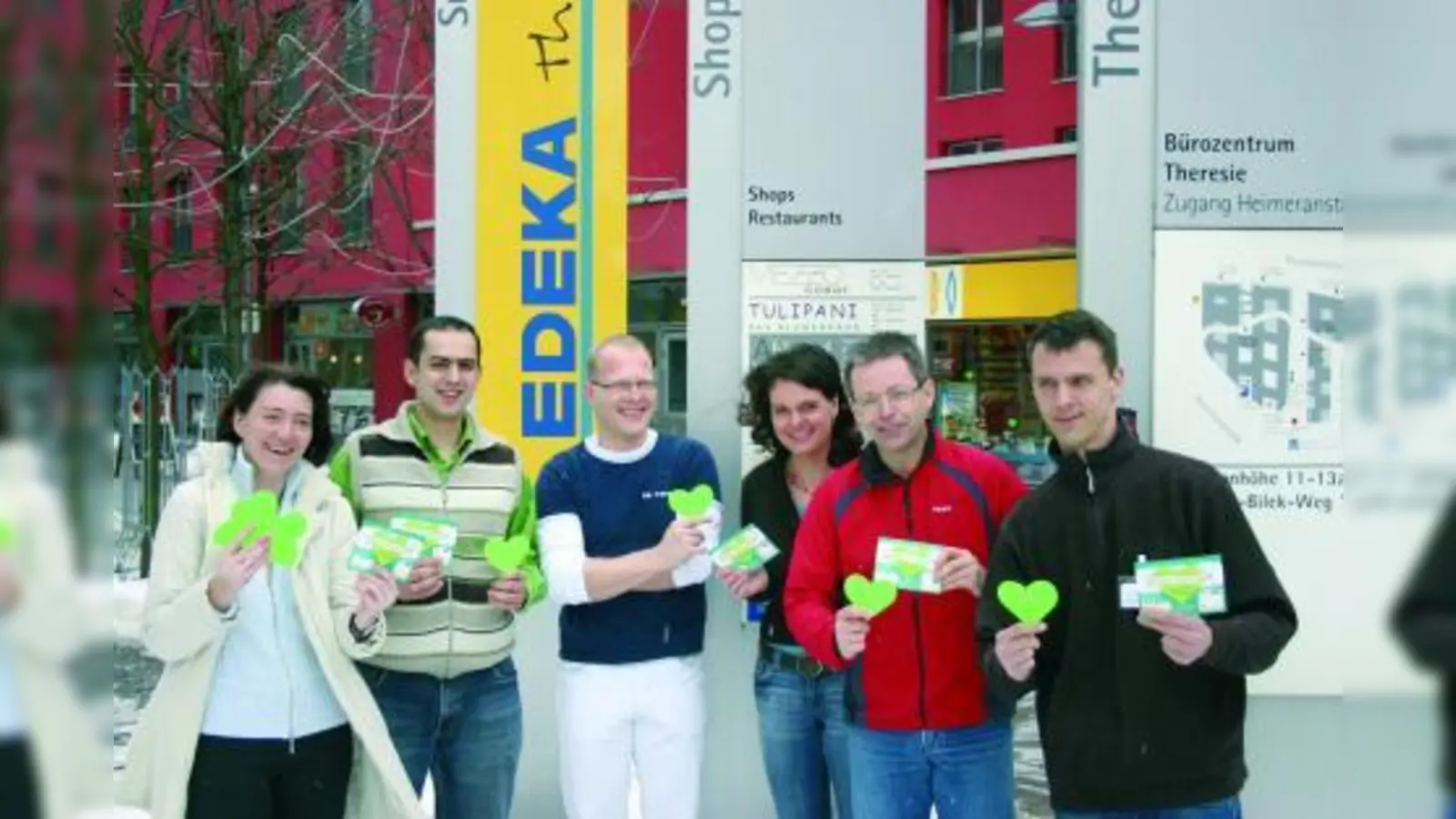 Die teilnehmenden Geschäftsinhaber (v.l.): Frau Schuhbauer (SKRIBO), Herr Tutal (Samt&amp;Seide), Herr Dr. Topp (Zahnarztpraxis JAT), Frau Miller (Tulipani), Herr Priess (running42), Herr Höltkemeyer (Edeka). (Foto: ck)