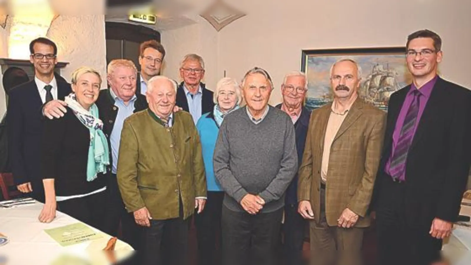 Thomas Lippert (v. l.) der stellvertretende Ortsvorsitzende mit den Jubilaren:  Dr. Susanne Luther, Ludwig Margraf, Stefan Bauer, Alois Freundl, Adi Gigler, Rita Zapp), Ludwig Prücklmaier), Jakob Rieck, Max Ostermaier und Florian Brilmayer.	 (Foto: Georg Ju)