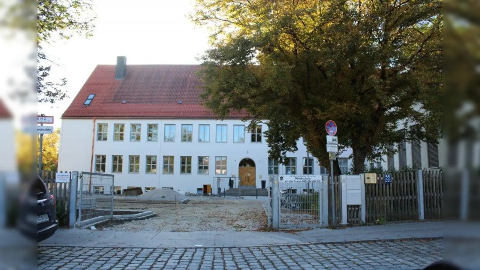 Geht es nach dem Bezirksausschuss Allach-Untermenzing (BA 23), dann soll sich die Stadt unter anderem darüber Gedanken machen, wie es  um eine Neubebauung der Flächen an der Mittelschule in der Franz-Nißl-Straße steht. (Foto: sb)