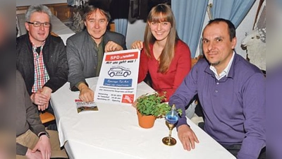 Michael Rüffer, Bernhard Wagner und Tochter Magdalena sowie Thomas Verhoeven (v. l.) rufen die Egmatinger zum Carsharing auf. 	 (Foto: Sybille Föll)