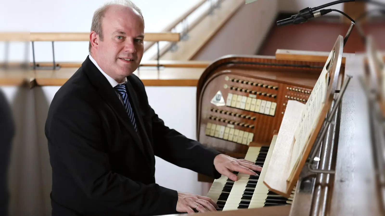Kirchenmusiker Josef Stahuber spielt auf der Orgel in St. Augustinus. (Foto: Annekathrin Nagel)