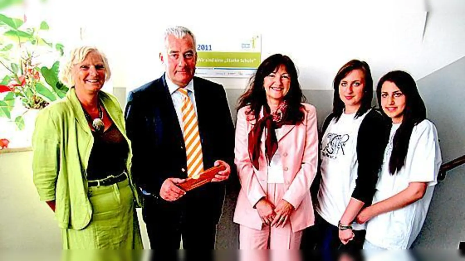 Ludwig Spaenle mit Konrektorin  Birgit Dittmer-Glaubig (l.), Rektorin Angelika Thuri-Weiß,´Lena Piwowarska und Hasret Cil nach getaner handwerklicher Arbeit: Das Schild hängt.	 (Foto: Schule)