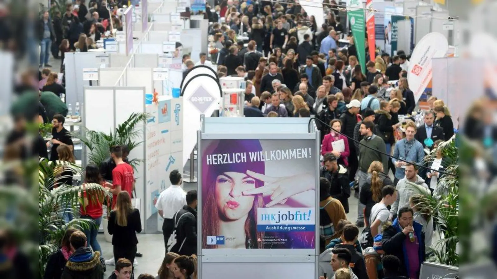 Volles Haus – die ausstellenden Unternehmen freuten sich über die große <br>Resonanz. (Foto: Tobias Hase / IHK München)