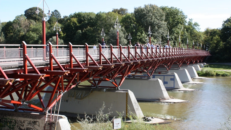 Die Tierparkbrücke muss umgebaut werden. (Foto: job)