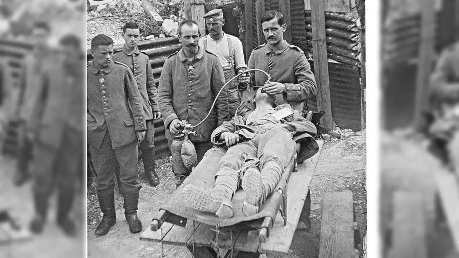 Sauerstoffbehandlung eines Gasverletzten vor dem Sanitätsunterstand der 1. Sanitätskompanie bei Sainte-Marie-à-Py, ca. August 1917.  (Foto: Bayerisches Hauptstaatsarchiv, Abt. IV Kriegsarchiv, Bildsammlung Negative Allgemeine Serie III K 9 d, 51g)