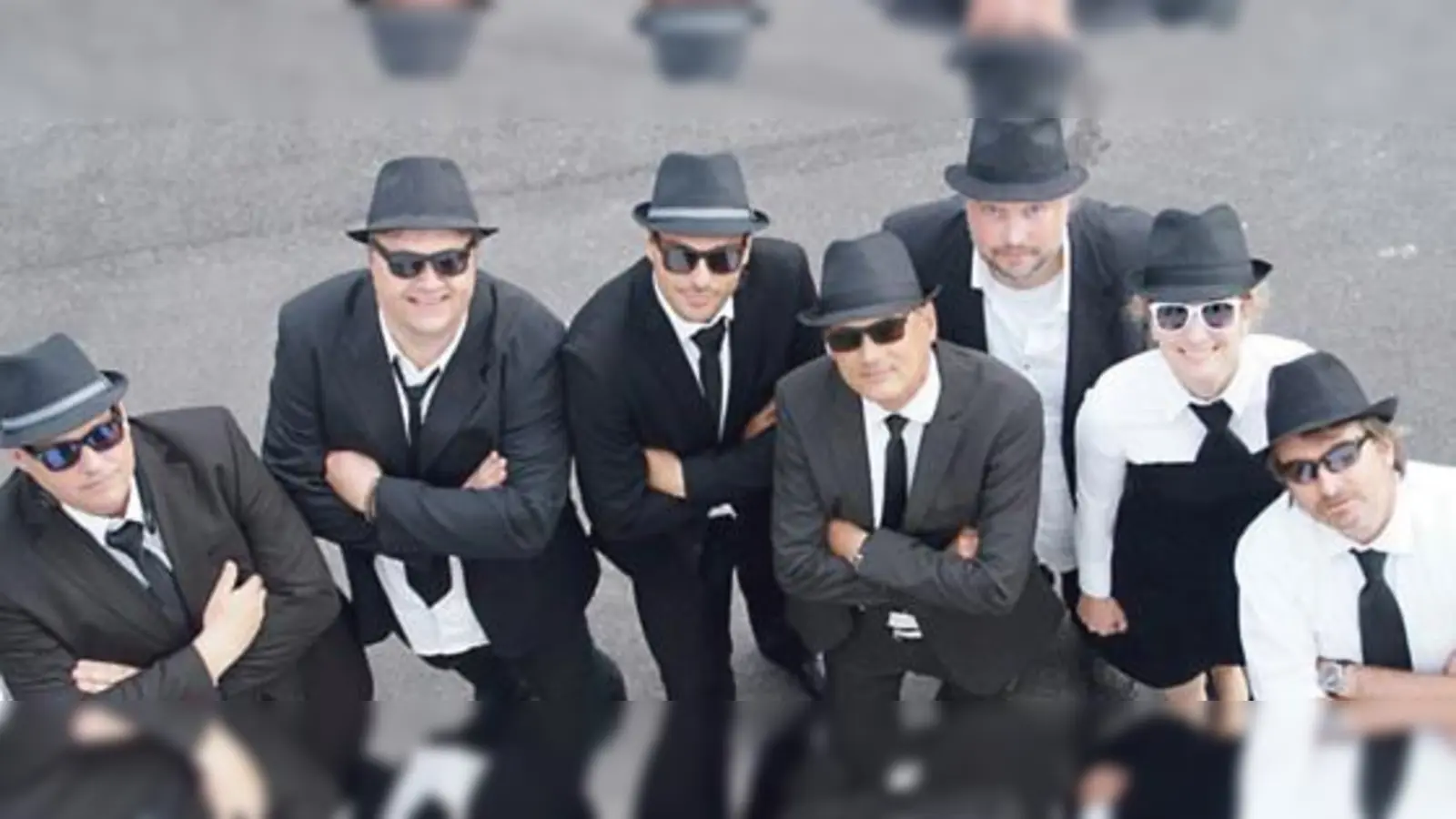 Blues Brothers? Waren das echt so viele? Das Bild zeigt die Band SoulMAN, deren Show eine Hommage an die legendären Blues Brothers ist.	 (Foto: Band)