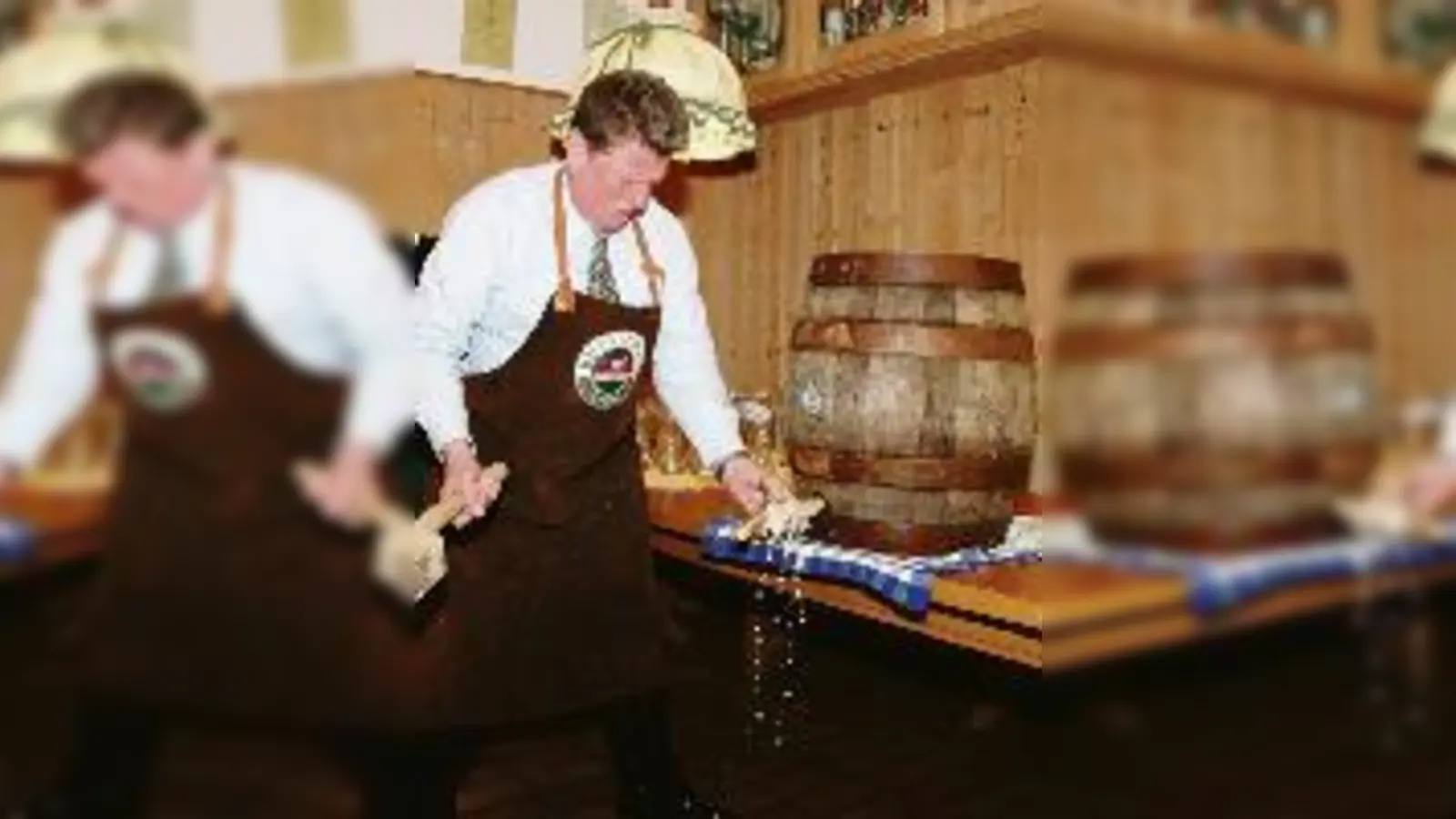 Nachdem Bürgermeister Klaus Stallmeister souverän angezapft hatte, hieß es »Prosit«  auf ein friedliches Hallbergmooser Volksfest!  (Fotos: ba)