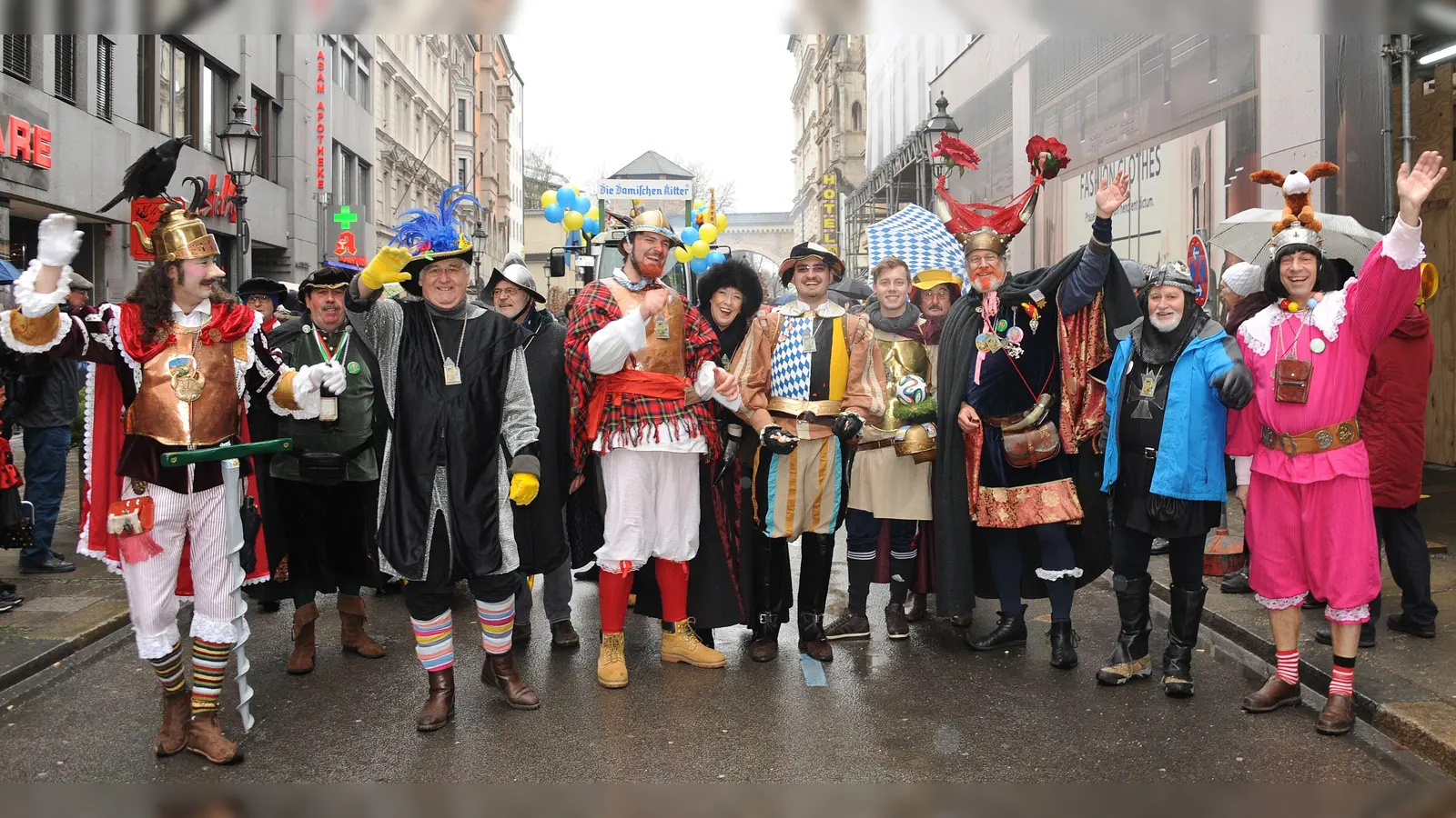 Der Faschingszug der Damischen Ritter führt nicht mehr wie hier durch die Sendlinger Straße, sondern erstmals seit 49 Jahren wieder durch die Kaufinger Straße über den Marienplatz. (Foto: Damische Ritter)