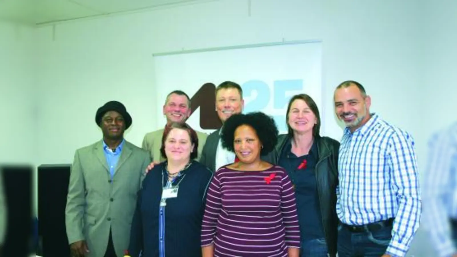 Engagieren sich in der Präventions- und Betreuungsarbeit der Münchner Aidshilfe: (hinten v.l.) HipHopper Ifeanyi Okolo, Geschäftsführer Thomas Niederbühl, Betreuungsleiter Michael Tappe, Marion Hölczl, TV-Star Giovanni Arvaneh, (vorne v.l.) Antje Sanogo und Tzeggereda Mikreteab. (Foto: SE)