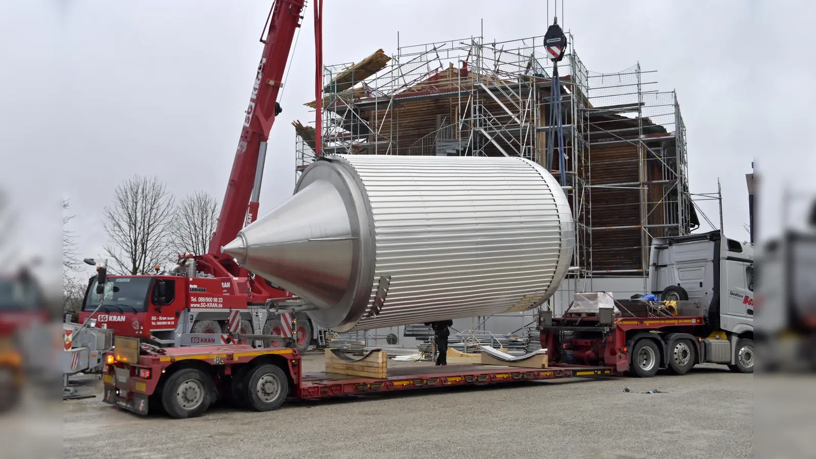 Damit auch im kommenden Jahr der Nachschub an den köstlichen Ayinger Bieren nicht ausgeht, wurden jetzt zusätzliche Lagertanks eingebaut. (Foto: Brauerei Aying/Claus Schunk)