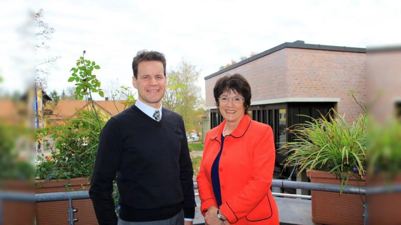 Auf gute Zusammenarbeit: Standortförderer Fabian Kühnel-Widmann als Neuer im Rathaus und Bürgermeisterin Brigitte Kössinger. (Foto: us)