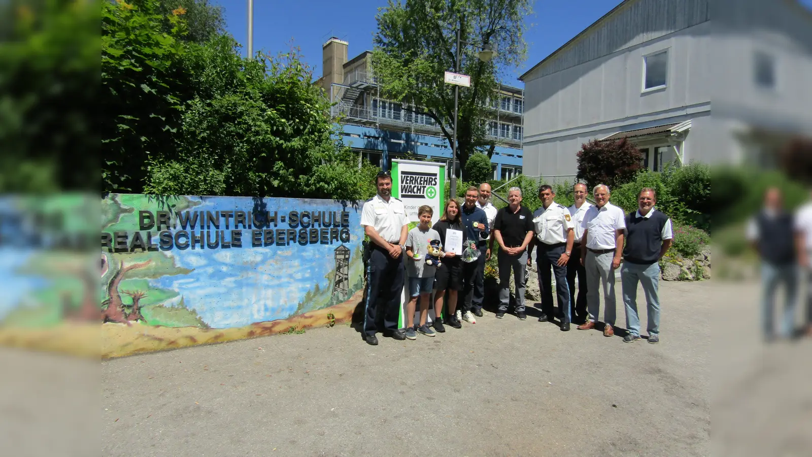 Das Siegerfoto (v. li.) mit Bernhard Schweida, Adrian Meyer, Victoria Eringer, Florian Ritter, Martin Schedo, Gerhard Eberl, Ulrich Milius, Stephan Mittermaier Walter Brilmayer und Rudolf Bäuml. (Foto: Kreisverkehrswacht)