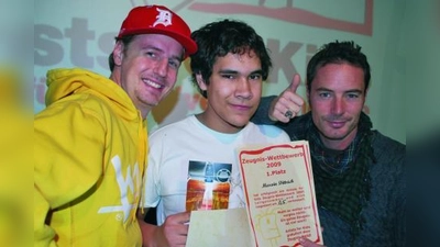 John Friedmann alias Erkan und Florian Simbeck alias Stefan (l.und r.) mit dem Erstplatzierten Marvin Dittrich. (Foto: pi)
