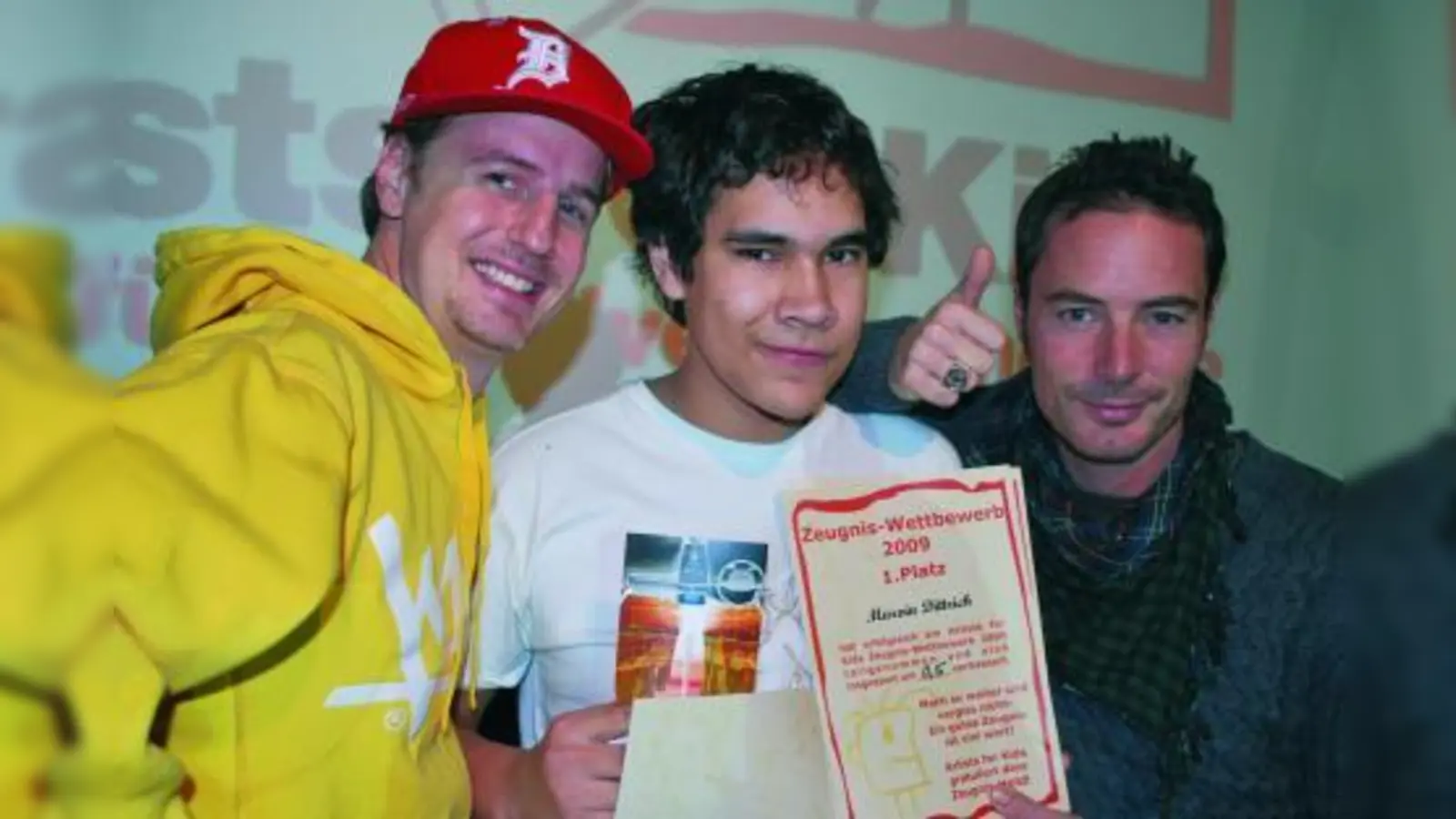 John Friedmann alias Erkan und Florian Simbeck alias Stefan (l.und r.) mit dem Erstplatzierten Marvin Dittrich. (Foto: pi)