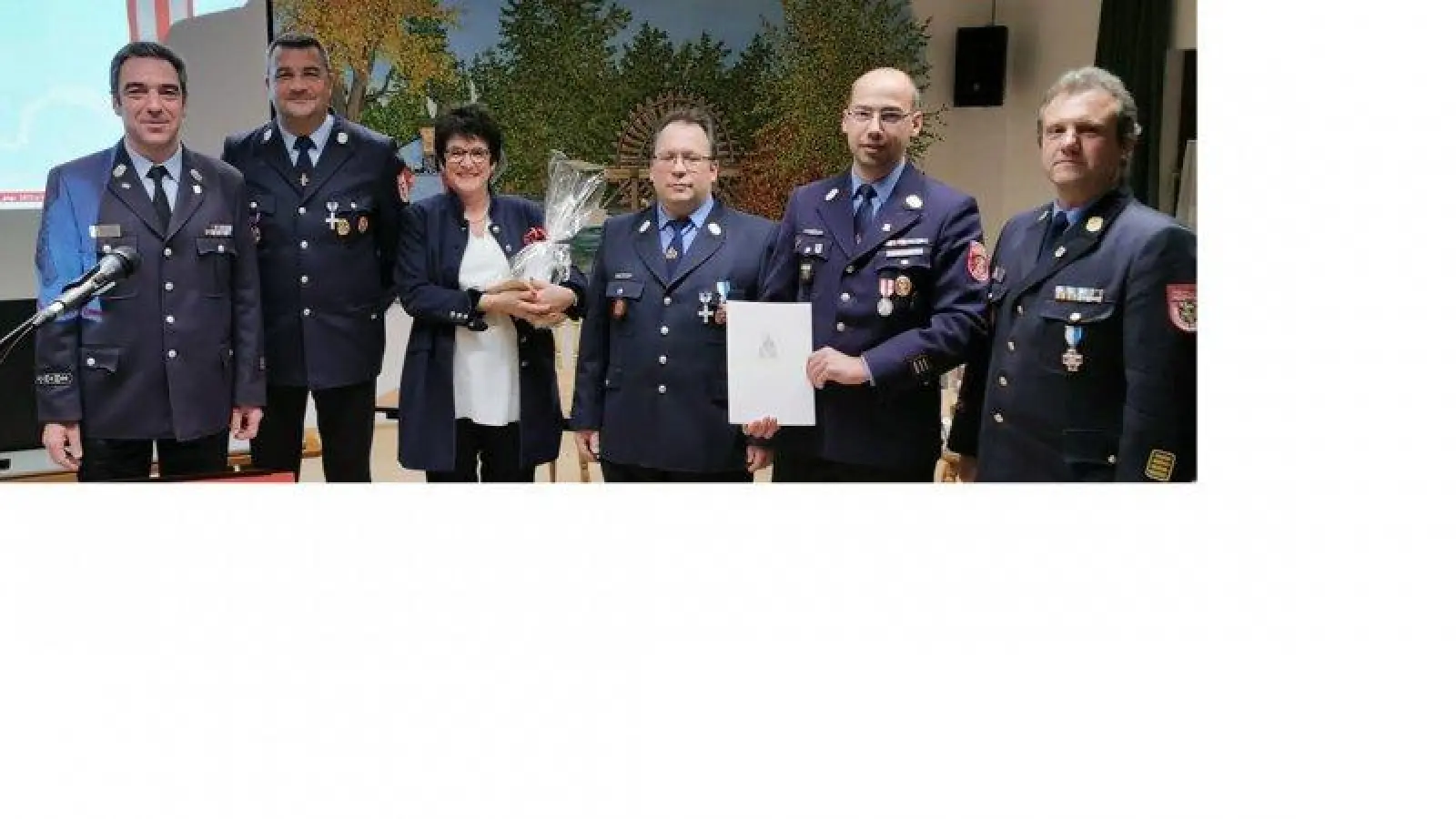 Besondere Überraschung für die Kommandanten: Sie erhielten das Bayerische Feuerwehrehrenkreuz in Silberbeziehungsweise die Ehrenmedaille des Kreisfeuerwehrverbandes. (Foto: Freiwillige Feuerwehr Gauting)