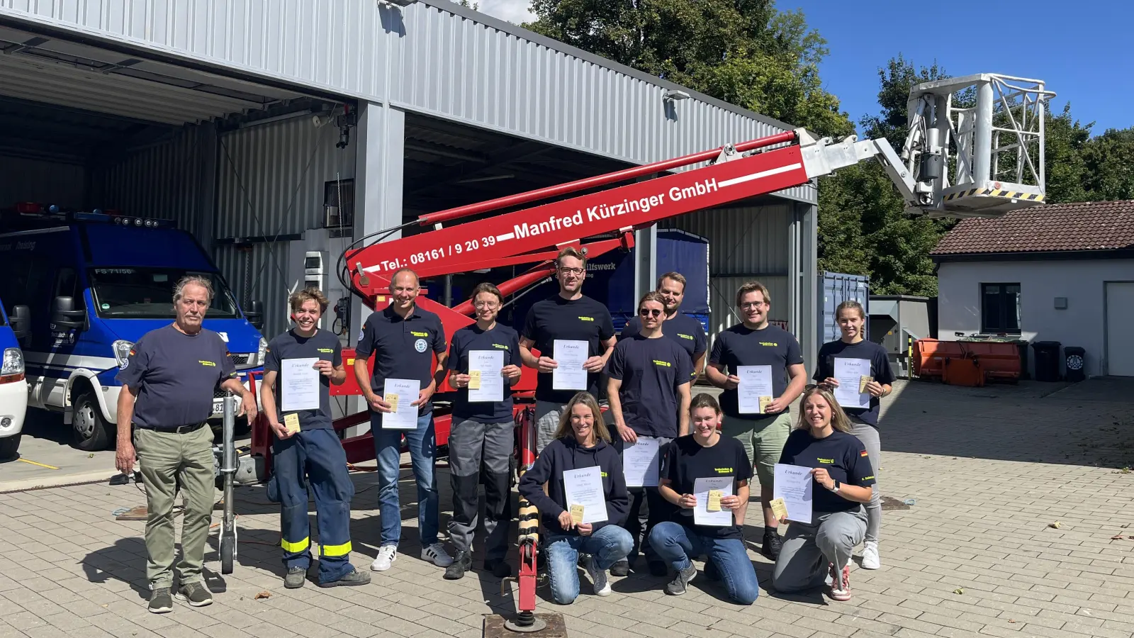 11 Ehrenamtliche haben erfolgreich die Prüfung zur Bedienung von Hubanlagen bestanden. (Foto: Sellmayer/THW)