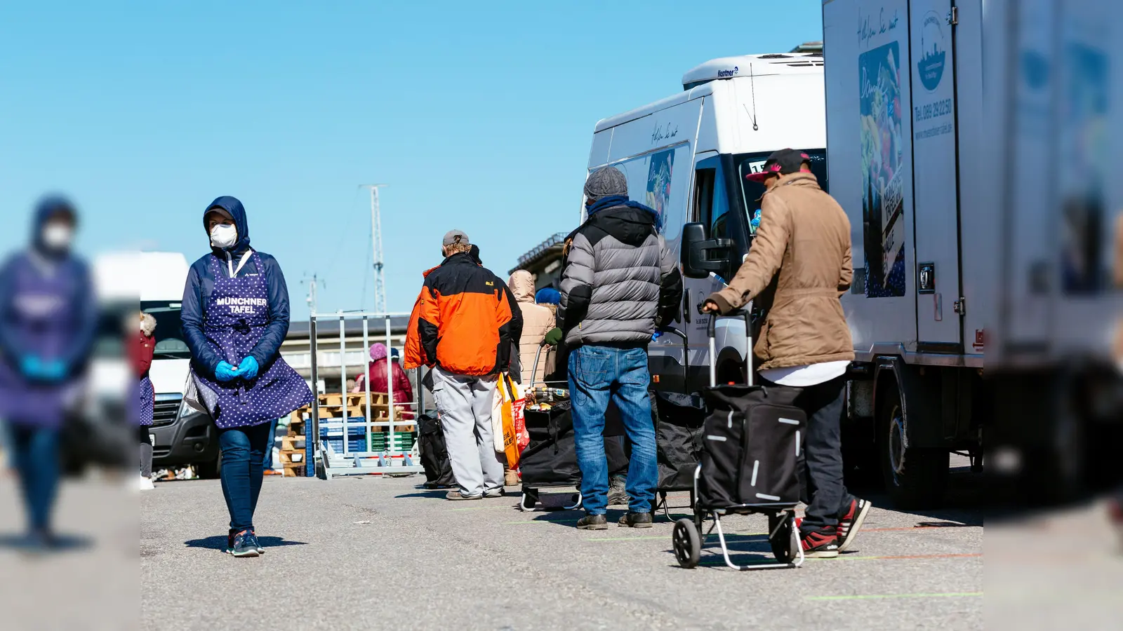 Die Tafel steht in diesen schweren Zeiten vor besonderen Herausforderungen. Doch die Situation vor Ort ist ruhig und besonnen. "Wir haben das große Glück, dass uns derzeit viele Freiwillige unterstützen", sagt Pressesprecherin Zacher. (Foto: Münchner Tafel)