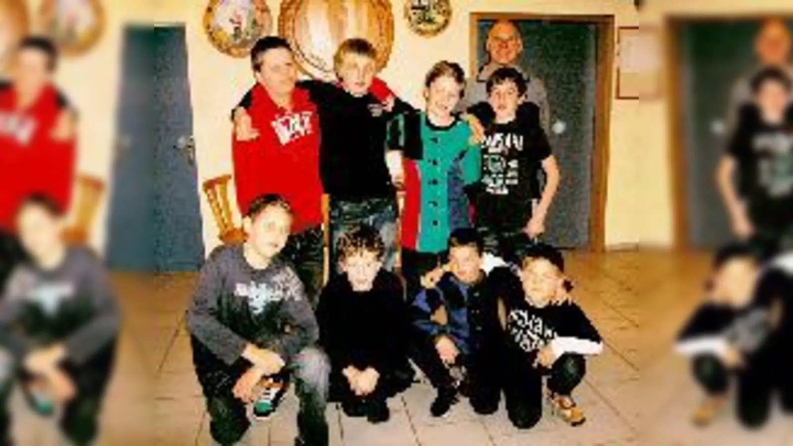 Die Jungschützen und Jugendsportleiter Michael Schober sind stolz auf ihren Vereinsmeister Julian Schmeizl (2. von links oben).  (Foto: Privat)