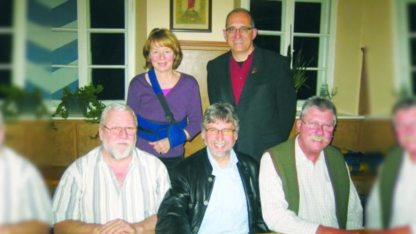 Neuer Vorstand, sitzend v.l.: Gerhard Doll (2. Vorsitzender), Willi Franz (1. Vorsitzender) und Dieter Höld (3. Vorsitzender); dahinter stehend: Waltraud Neufeld (Kassiererin) und Frieder Vogelsgesang (Schriftführer). (Foto: Christa Franz)