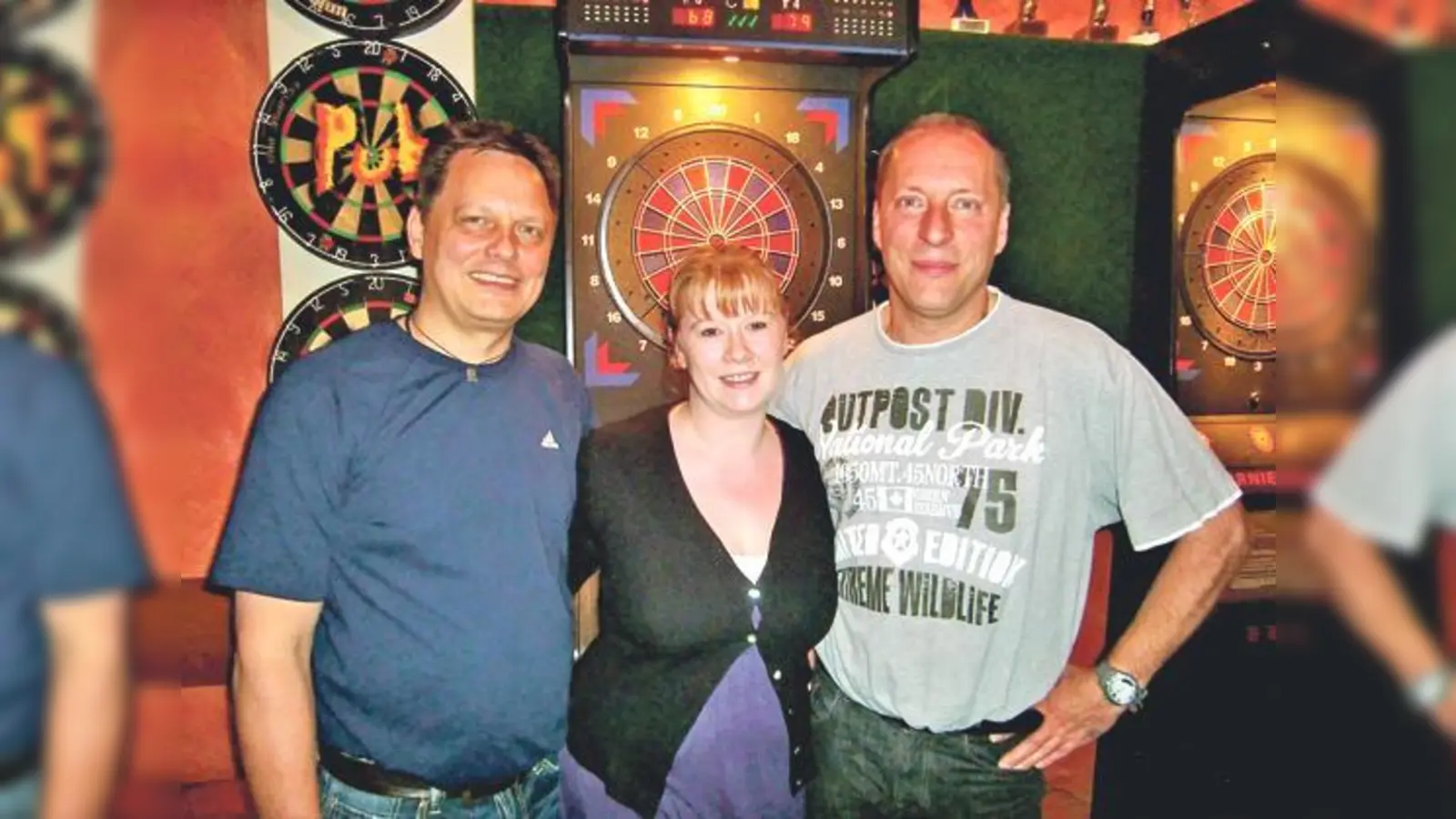 Thomas Jäger, Gründer des heutigen Oberliga-Teams der Space Darter,  Angie Bernhardt, Managerin des Darts Pub 180, und Space-Darter-Kapitän  Armin Kosler. 	 (Foto: ikb)