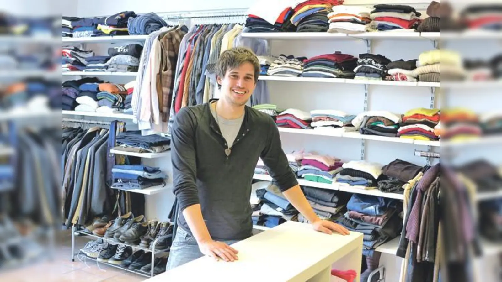 Sozialarbeiter Tim Heuler vom Perlacher Herz im neuen Secondhand-Laden am Marielusie-Fleißer-Bogen 9. 	 (Foto: bus)