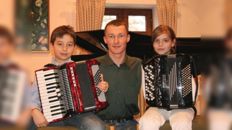 Die beiden Gräfelfinger Boris Schwarz und Sophie Cramer gewannen je einen ersten Preis beim Münchner „Jugend musiziert“-Wettbewerb. Ihr Lehrer Maxim Heinitz (Mitte) ist erst seit einem Jahr an der Jugendmusikschule Gräfelfing. (Foto: US)