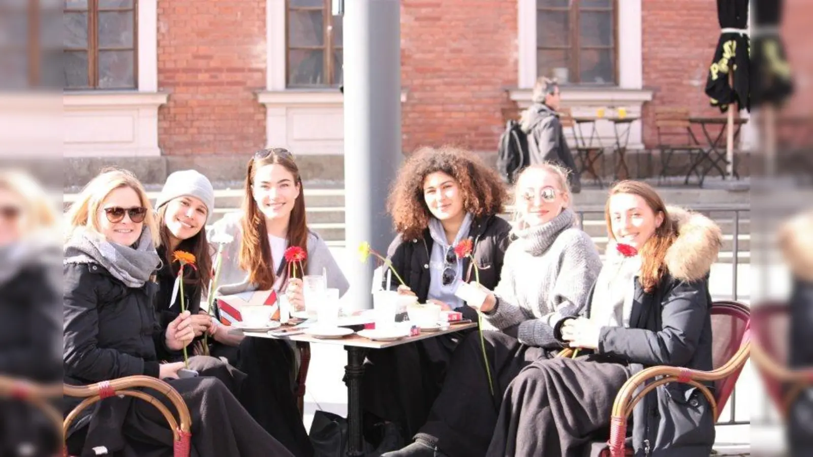 Ganz Pasing strahlte mit der Sonne um die Wette. Manch eine Empfängerin reagierte jedoch ungläubig:  „Wofür machen sie denn Werbung?” „Blumen? Einfach so?” (Foto: sfl)