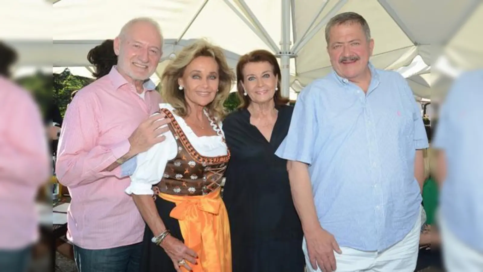 Organisatorin Gisela Rockola (3. v. l.) mit den Ehrengästen des Benefiz-Golfturniers: Sepp Schauer, Hella Brice und Joseph Hannesschläger (v. l.). 	 (Foto: VA)