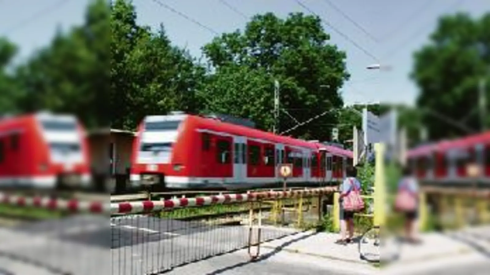 Die vorerst sicherste Variante: Die Vollschranken quer über die gesamte Fahrbahn am S-Bahnhof Fasanerie werden nicht abgebaut.	  (Fotos: gf)