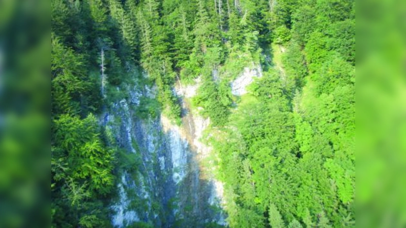 50 Meter stürzte der Mountainbiker auf dem Heuberg die Tiefe und musste unter schwierigsten Bedingungen von der Crew des ADAC-Hubschraubers „Christoph 1“ geborgen werden. (Foto: ADAC)