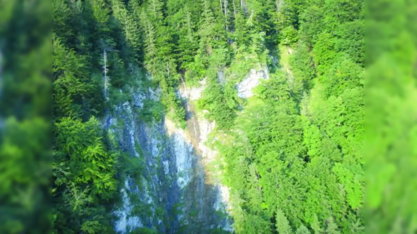 50 Meter stürzte der Mountainbiker auf dem Heuberg die Tiefe und musste unter schwierigsten Bedingungen von der Crew des ADAC-Hubschraubers „Christoph 1“ geborgen werden. (Foto: ADAC)