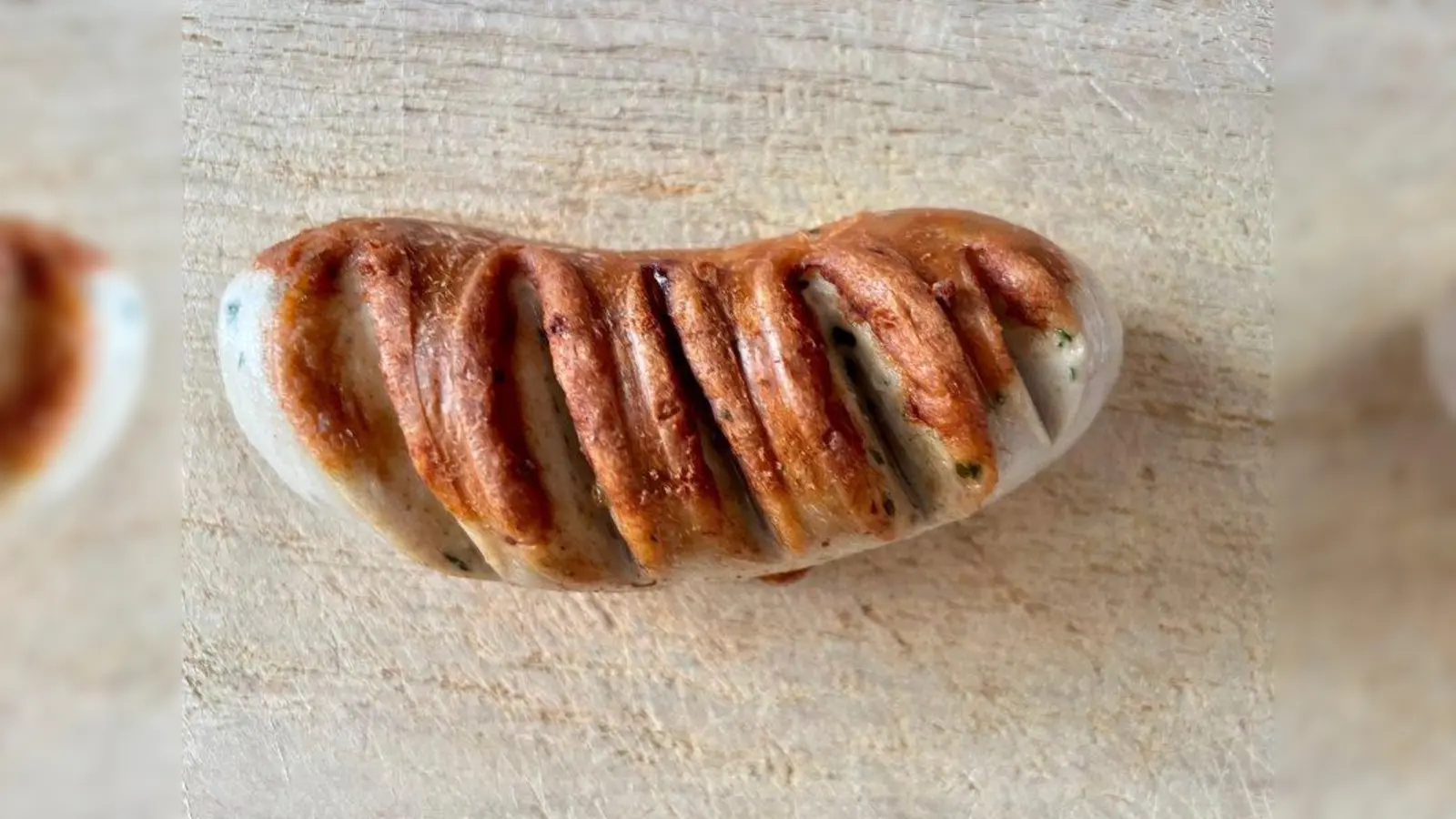 Nicht die Nase rümpfen, sondern probieren: Die gebratene Weißwurst hat Pep. (Foto: bb)