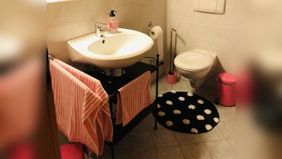 So behaglich eingerichtet wie zu Hause sind sie nicht, die öffentlichen Toiletten an den U-Bahnhöfen. Hier stehen Funktionalität und Sauberkeit im Vordergrund.  (Foto: hw)