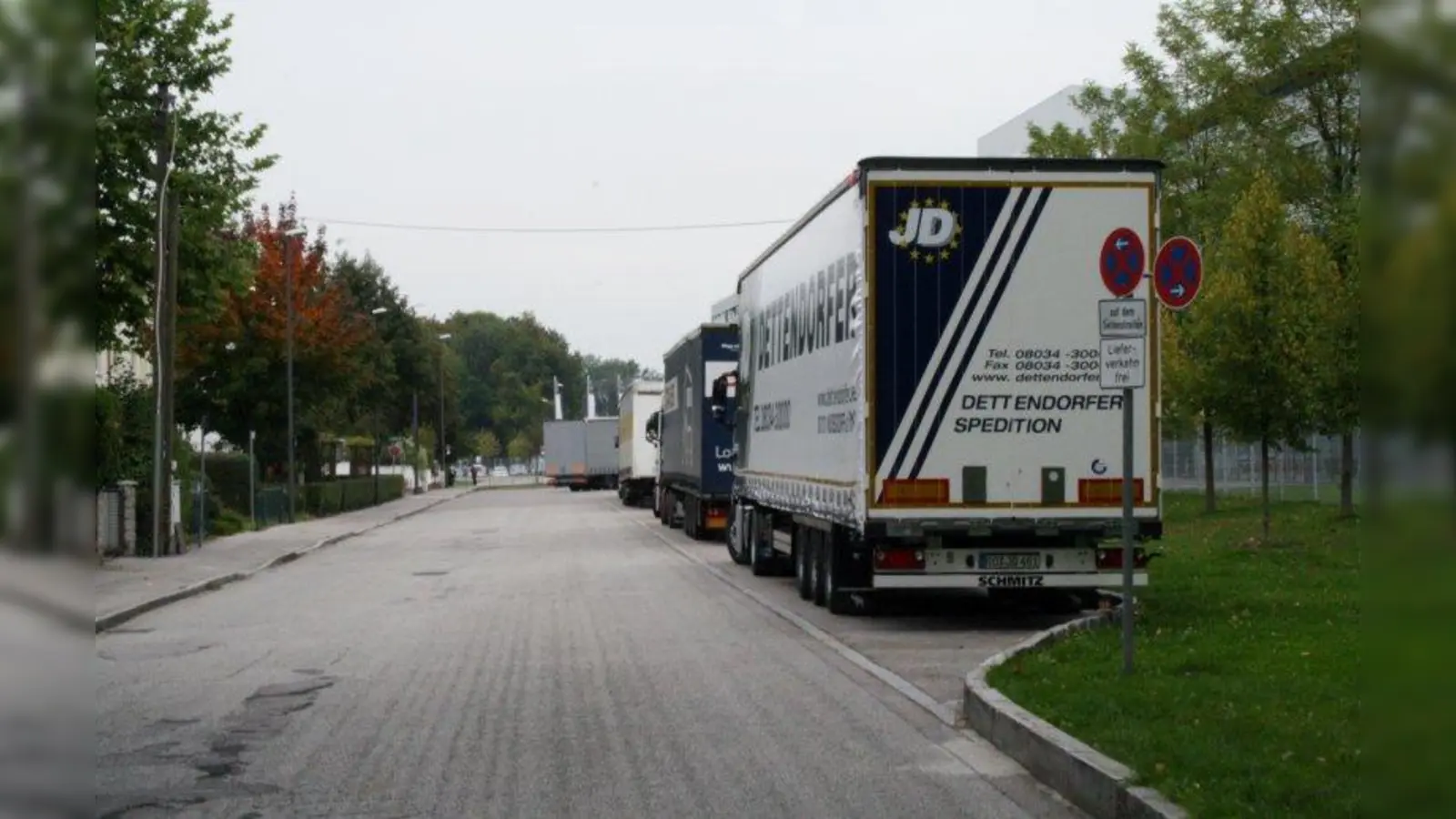 Der LKW-Standstreifen in der Bauschingerstraße wird durch ein- und ausfahrende LKW vermehrt als Pausen- oder Nachtparkplatz genutzt. (Foto: sb)