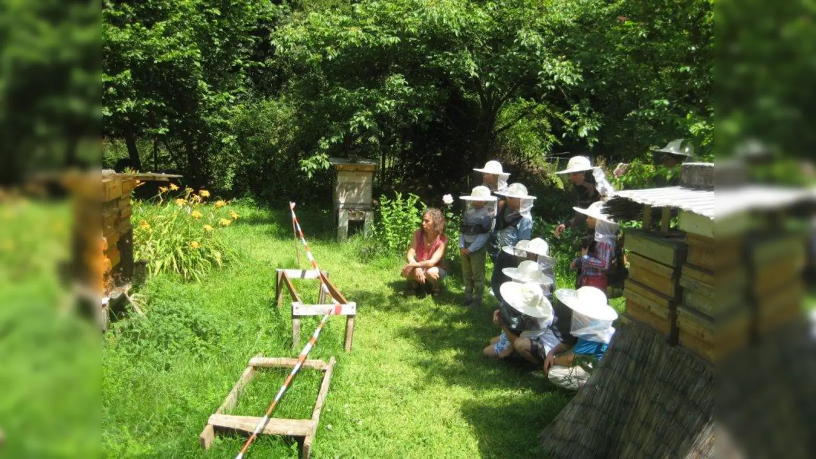 Junge Bienenschützer in Aktion: Das Programm „Bienenwelten” gibt Kindern einen Einblick ins Leben der Bienen. (Foto: PASPIELkultur)