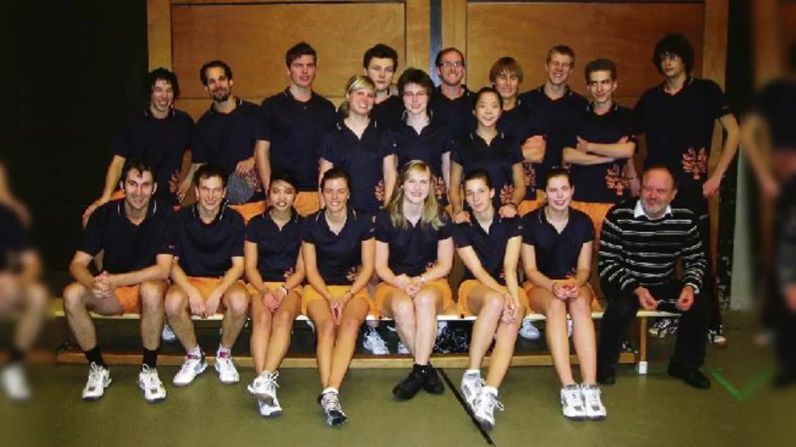 Die »schlagkräftigen« Badmintonspieler der Mannschaften des OSC München mit ihrem Abteilungsleiter, dem Moosacher Lehrer Franz Schimmer (r.u.).	  (Foto: VA)