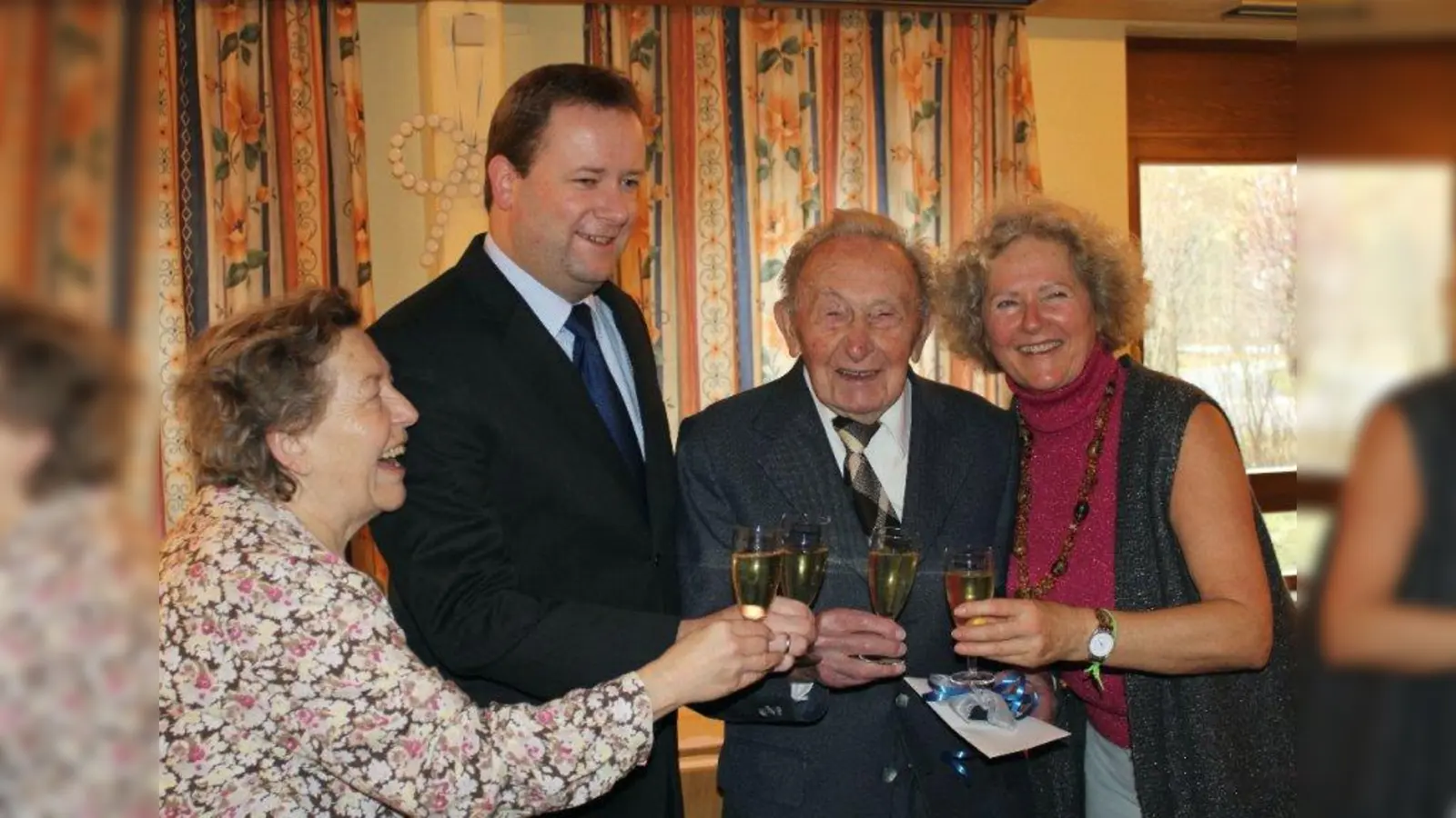 Friedrich Botsch (2.v.r.) feierte seinen 99. Geburtstag. Friederike Tschochner, Peter Köstler und Tochter Irmgard Gomes (v.l.) gratulierten. (Foto: US)
