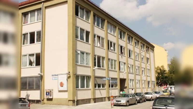 Die Erstaufnahmeeinrichtung in der Baierbrunner Straße wird von der Regierung von Oberbayern getragen. (Foto: job)