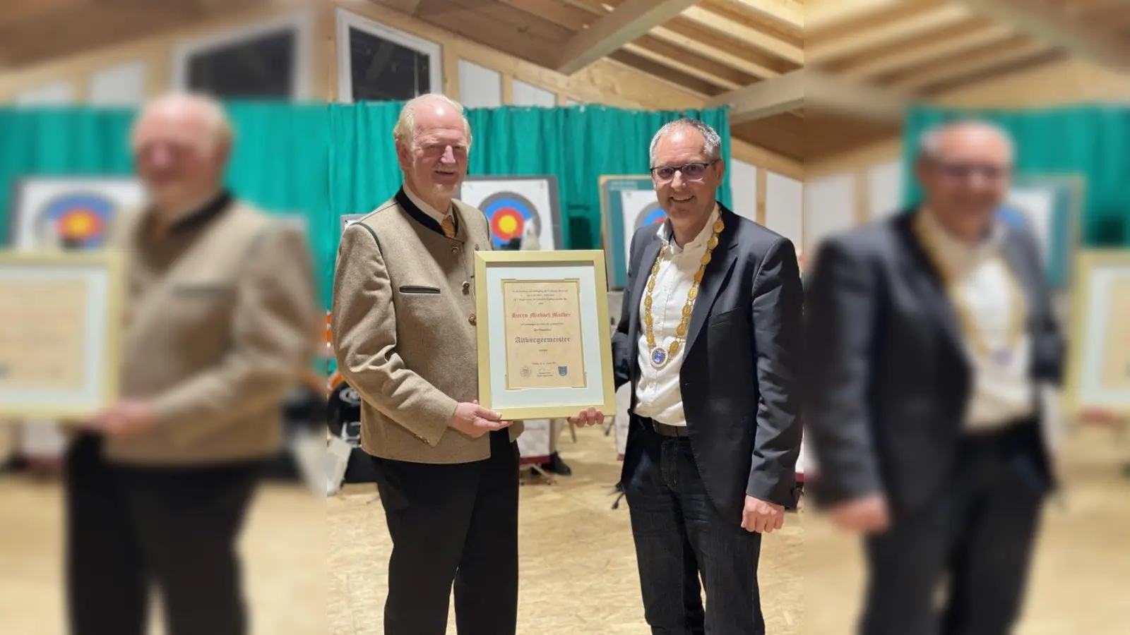 Michael Muther (l.) darf sich jetzt Altbürgermeister nennen. Die Urkunde überreichte Weßlings neuer Bürgermeister Michael Sturm. (Foto: pst)