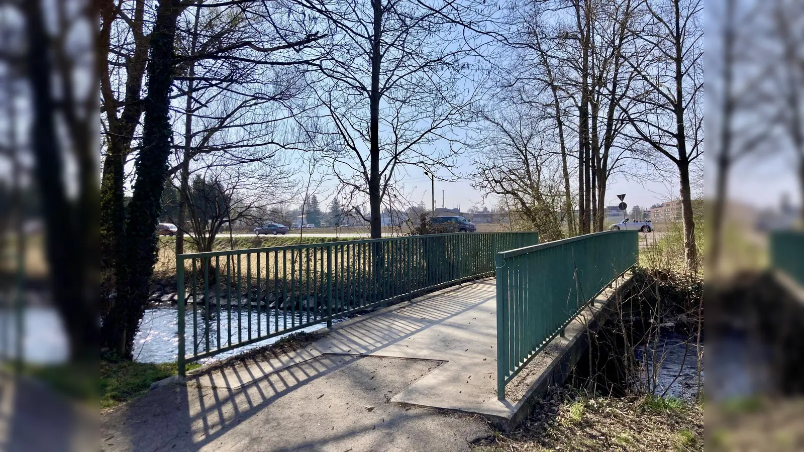 Kleine Brücke nahe der Pippinger Straße führt von den Würmauen ins Nichts: Laut Bürgerantrag soll die Brücke versetzt und besser besser angebunden werden. (Foto: Ulrike Seiffert)