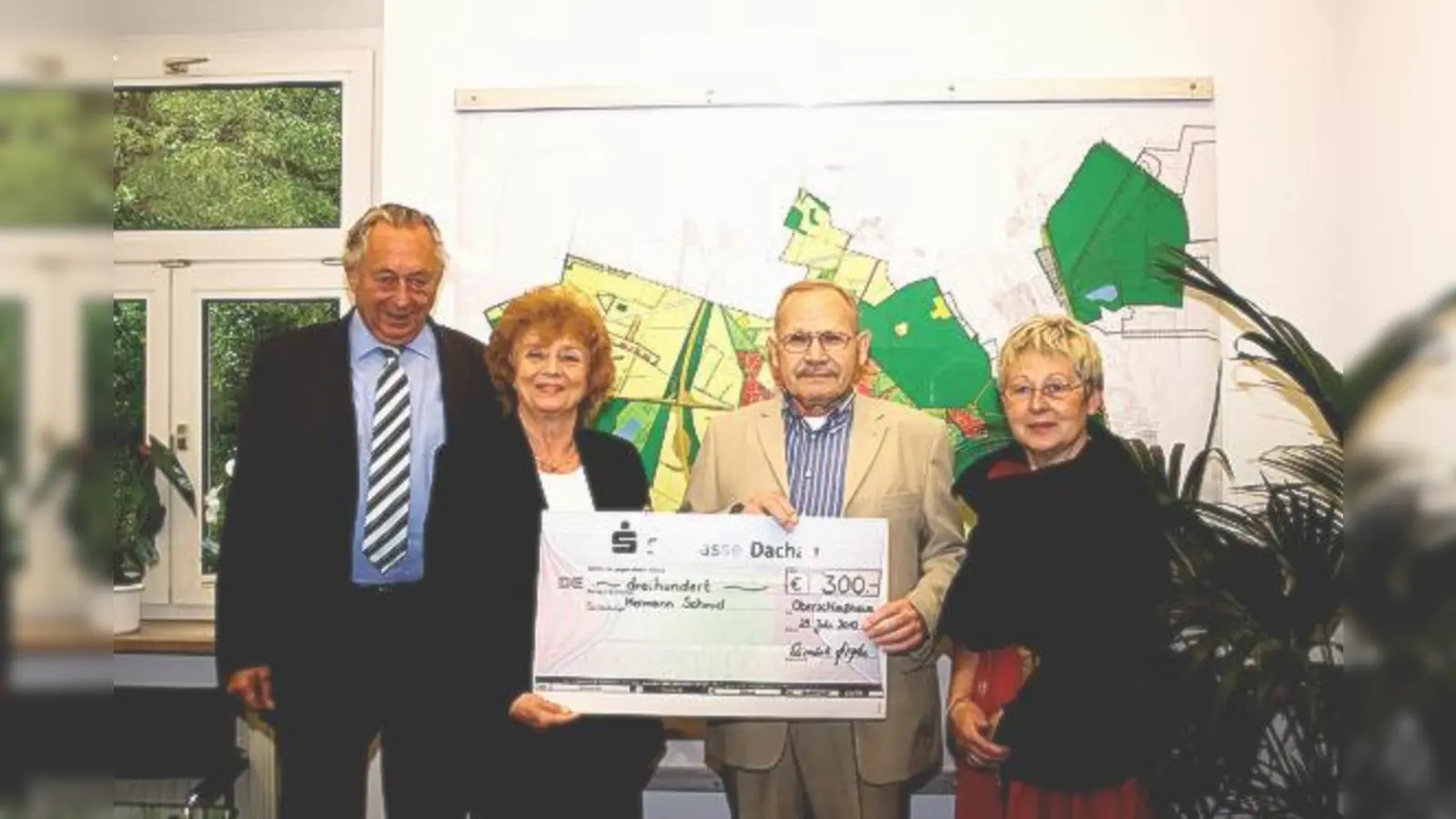 Bei der Uli-Lamey-Preisverleihung im Oberschleißheimer Rathaus (v.l.): Fritz  Nustede, Elisabeth Ziegler, Hermann Schmid mit seiner Gattin Edda. 	 (Foto: sl)