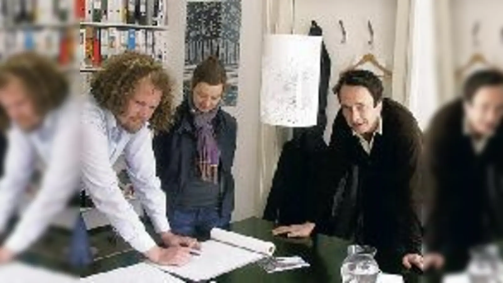 Peter Scheller (links) und seine Kollegen brüten über den Plänen für den Hafen von München.  (Foto: maho)