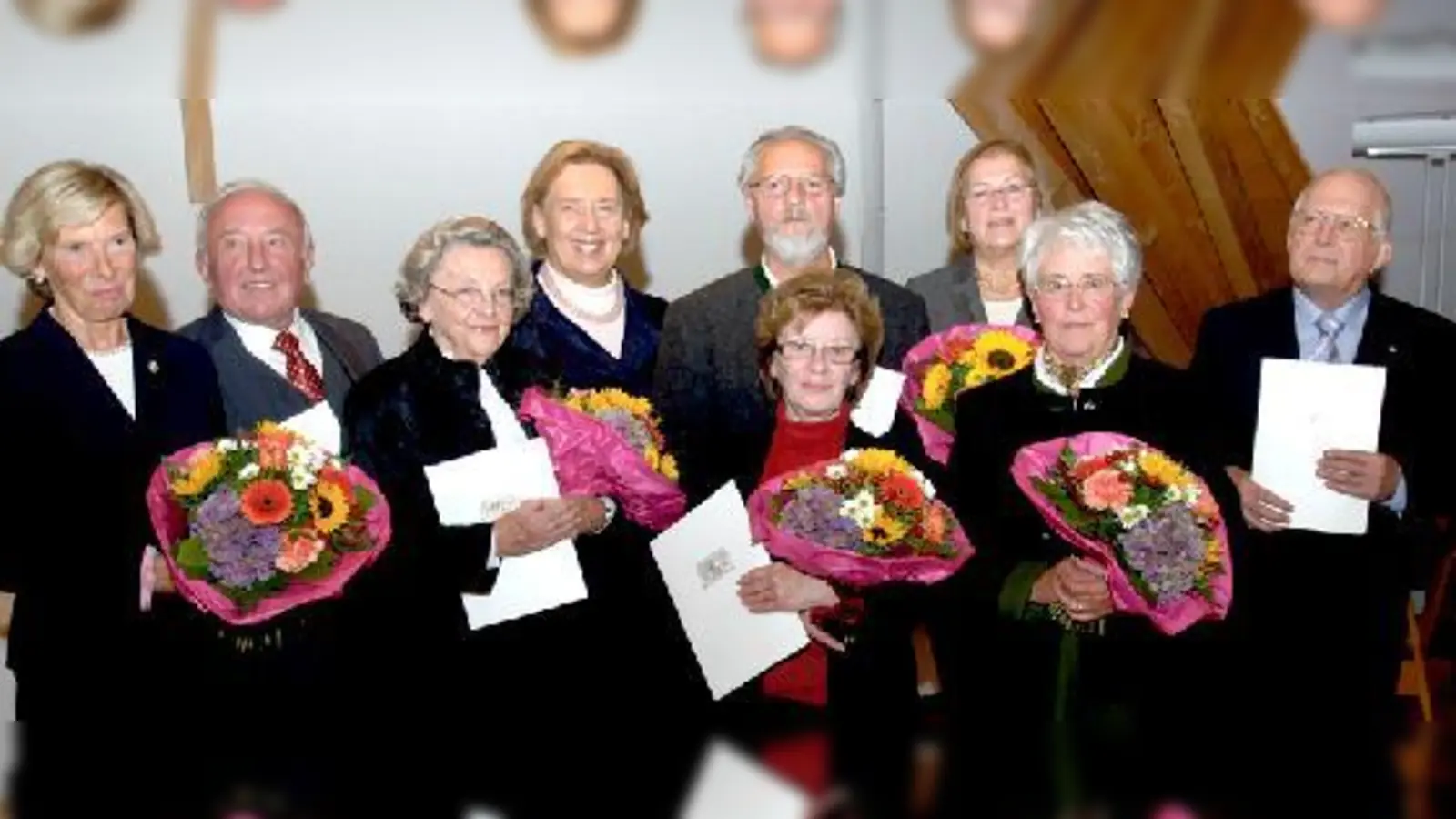 Das Ehrenzeichen des Bayer. Ministerpräsidenten erhielten von Landrätin Johanna Rumschöttel (4. v. l.) Elisabeth Reber, Georg Schmidt, Stephanie Bayer, Alexander Bujak, Christine Schaffner, Irene Beck, ­Hildegard Kiefmann u. Klaus Hitschold (v. l.).  (F: VA)
