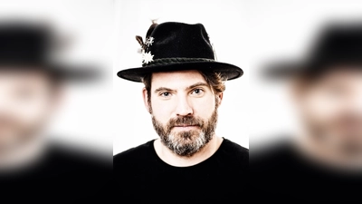 Mit seinem neuen Programm steht der Musik-Kabarettist Thomas Vogelmayer wieder auf den Bühnen des Freistaats.  (Foto: VA)