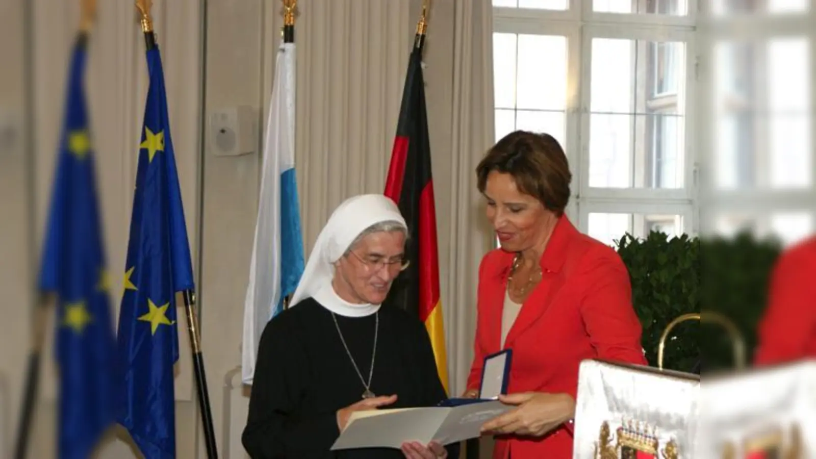 Ministerin Haderthauer überreicht die bayerische Staatsmedaille für soziale Verdienste an Schwester M. Theodolinde Mehltretter. 	 (Foto: privat)
